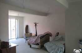 Apartament 3 camere, 73 mp, 2 balcoane, zona Florilor! Semifinisat! Cu parcare!