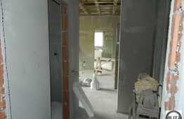 3 camere, 56 mp, decomandat, in zona buna din Floresti! Semifinisat! Cu parcare!