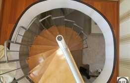 4 camere, 130 mp, pe 2 nivele, curte, parcare, zona strazii Primaverii