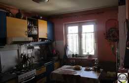 3 camere, 65 mp, decomandat, 2 garaje, mobilat, zona strazii Negoiu