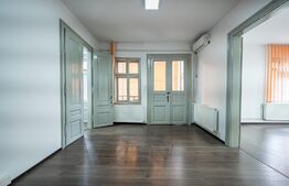 Casa 2 camere, 90 mp, garaj, beci, 210 mp de teren, zona centrala