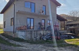 Casa de vanzare, 4 camere, 160 mp utili, 800 mp teren, zona Luna 