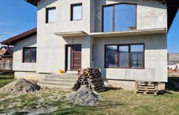 Casa de vanzare, 4 camere, 160 mp utili, 800 mp teren, zona Luna 