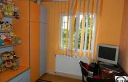 De vanzare apartament cu 3 camere cu  parcare, zona Brancusi