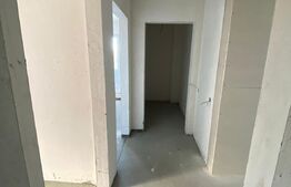 Apartament cu 3 camere, 70mp + 22mp terasa, etaj intermediar, orientat S-E, zona Regal