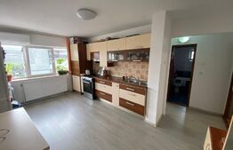 Apartament cu 2 camere decomandat, 54 mp, cu garaj, zona Regal