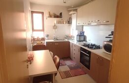 Apartament, 3 camere , etaj 2/4, decomandat, boxa si loc de parcare inclus