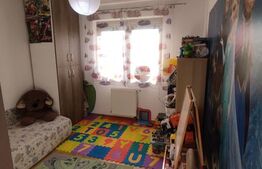 Apartament, 3 camere , etaj 2/4, decomandat, boxa si loc de parcare inclus