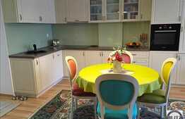 Apartament LA CHEIE, 3 camere, etaj intermediar, zona centrala, garaj subteran