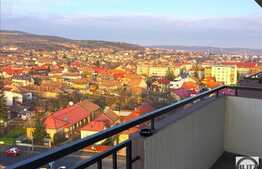 Apartament LA CHEIE, 3 camere, etaj intermediar, zona centrala, garaj subteran