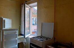 Casa curte comuna, 35 mp utili, zona Semicentrala