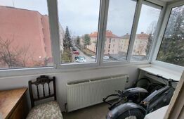 Apartament cu 3 camere cu balcon, etaj intermediar zona semicentrală 