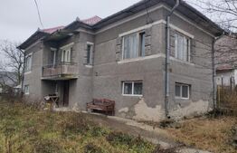 Casa demolabila, teren 1000 mp, zona Corusu