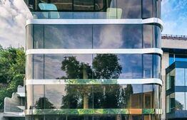 Open space in cladire de birouri moderna