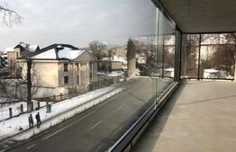 Open space in cladire de birouri moderna