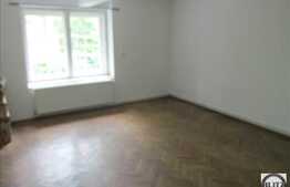 1 camera, 42 mp, decomandat, parcare, curte comuna, zona Parcului Central!