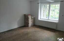 1 camera, 42 mp, decomandat, parcare, curte comuna, zona Parcului Central!