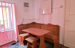 Casa Piata Sfatului compusa din apartament 3 camere, garsoniera, pod mansardabil