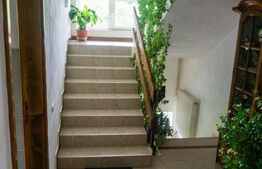 Pensiune de 570 mp, 14 camere cu bai proprii, teren de 2370 mp+anexe, Fundata