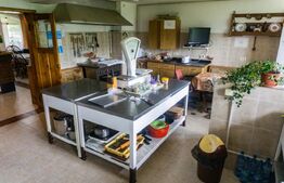 Pensiune de 570 mp, 14 camere cu bai proprii, teren de 2370 mp+anexe, Fundata