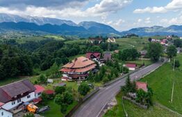 Pensiune de 570 mp, 14 camere cu bai proprii, teren de 2370 mp+anexe, Fundata