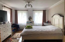 Casa saseasca, primitoare, cu 2 camere, curte si locuri de parcare, in Sanpetru