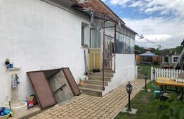 Casa saseasca, primitoare, cu 2 camere, curte si locuri de parcare, in Sanpetru