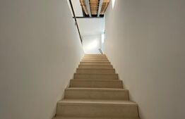 Cladire in stil Baroc, in Piata Muzeului spatiu la etaj cu acces din strada