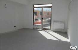 De vanzare apartament cu 3 camere, 92 mp, garaj, boxa, zona Polus Center