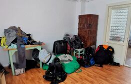 Casă renovabilă de 127 mp, cu 2100 mp teren, localizată central în Luna de Sus