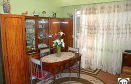 De vanzare apartament decomandat cu 3 camere