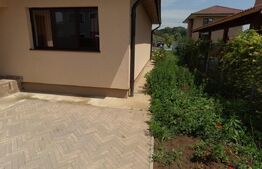 Casă individuală de 95mp pe un singur nivel cu 500mp teren și panouri în Jucu