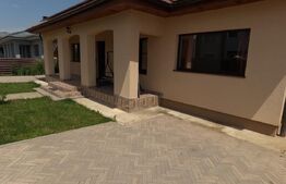 Casă individuală de 95mp pe un singur nivel cu 500mp teren și panouri în Jucu