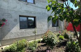 Două apartamente la casă, teren 250 mp, grădină, garaj, parcare proprie