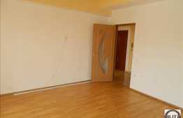 Vanzare mansarda decomandata cu 1 camera, 33 mp, balcon, zona Florilor!