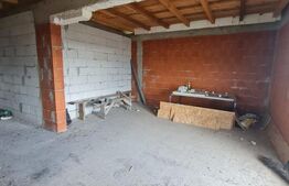 Casa la rosu, 800 mp de teren etravilan, zona Valea Fanatelor