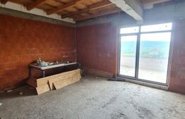 Casa la rosu, 800 mp de teren etravilan, zona Valea Fanatelor