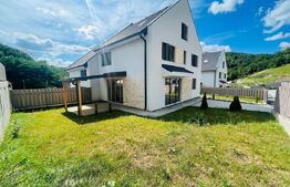 Case cuplate de vanzare pozitionate intr-un ansamblu armonios ! 