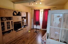 Casa cu 2 camere cu curte comuna, zona Piata Mihai Viteazu