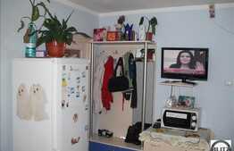 1 camera de vanzare la etaj intermediar pe strada Taberei