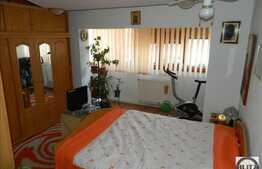 Apartament de vanzare cu 3 camere, decomandate,82 mp, zona strazii Bucuresti.