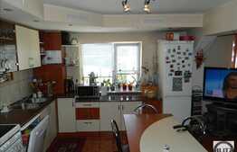 Apartament de vanzare cu 3 camere, decomandate,82 mp, zona strazii Bucuresti.