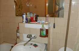 Apartament de vanzare cu 3 camere, decomandate, 62 mp, cu loc de parcare si boxa