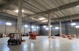 Hala clasa A, langa autostrada 