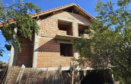 Casă cu 4 camere, 200 mp utili, la roșu, 530 mp teren, în Dâmbul Rotund