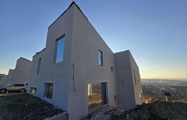 Casă cu Design Modern și Panoramă Superbă în Dezmir