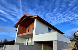 Casă cu teren generos de 1000 mp, 190 mp utili si panouri solare