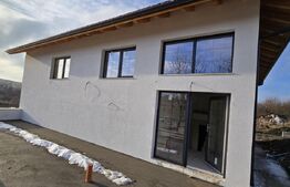 Casă cu teren generos de 1000 mp, 190 mp utili si panouri solare