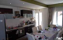 Vanzare apartament 3 camere, 106 mp, boxa, parcare, zona strazii Bucium