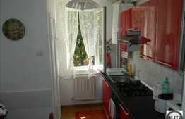 Apartament de vanzare cu 3 camere, decomandat, zona strazii Liviu Rebreanu